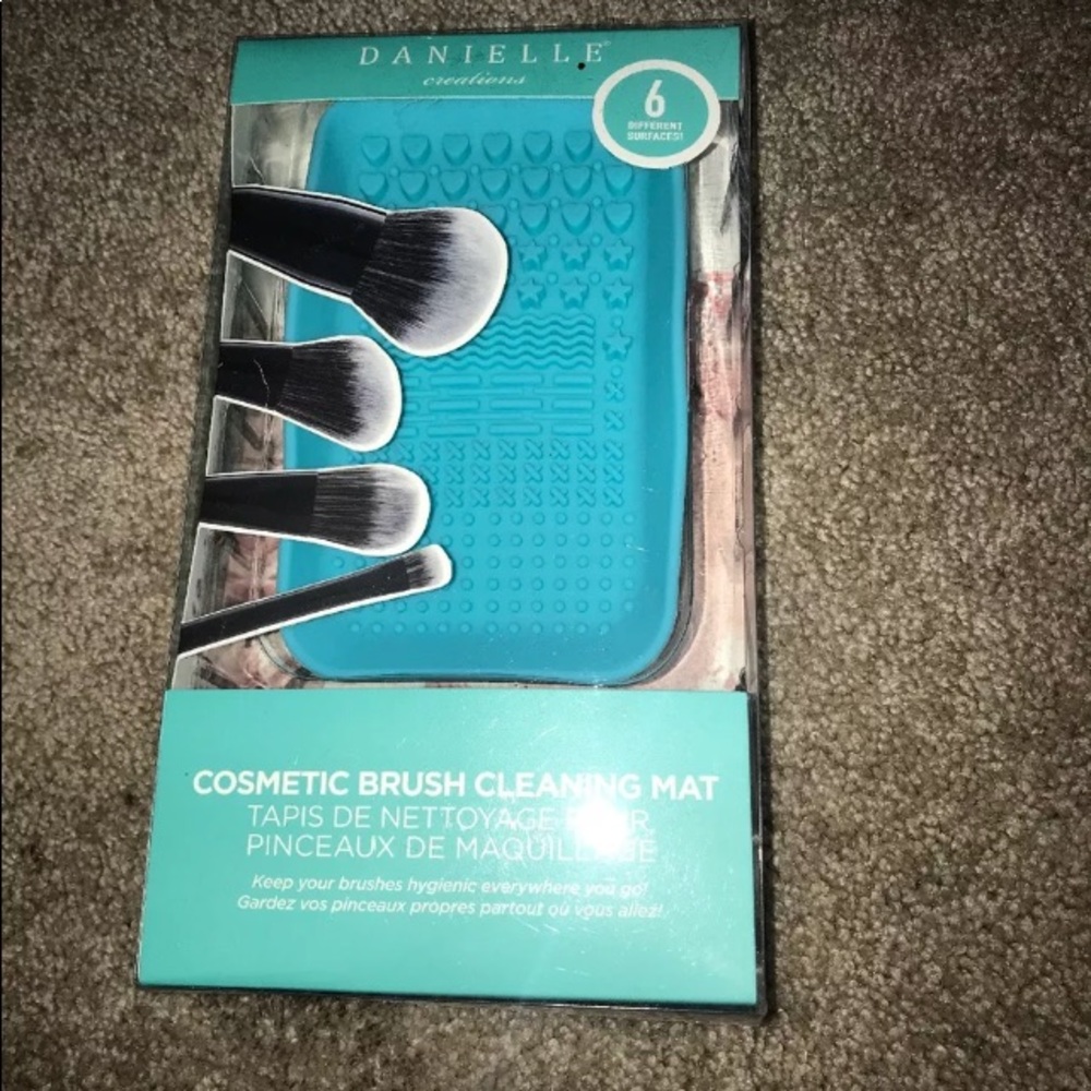 Blue silicone makeup cleaning mat